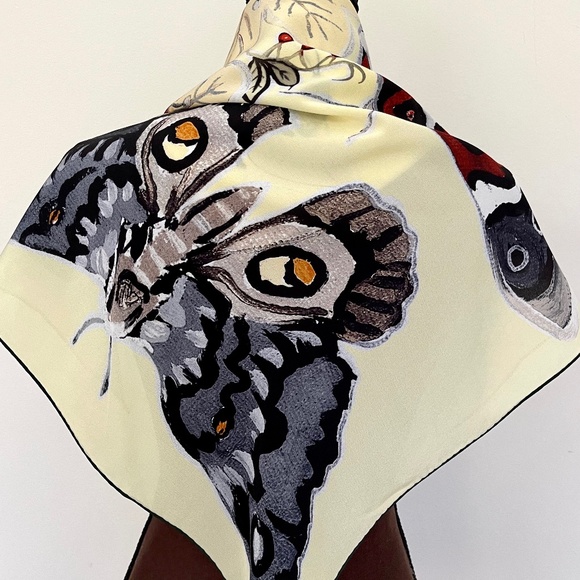 Gucci Unisex Scarf Logo Kris Knight Butterfly Flora Yellow Silk Wrap - Picture 8 of 12